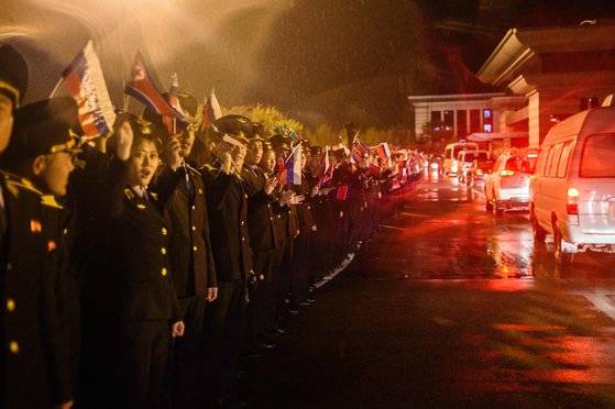 지난해 평양 공항에 도착한 세르게이 라브로프 러시아 외무장관을 환영하는 북한 군인들이 국기를 흔들고 있다. AFP=연합뉴스