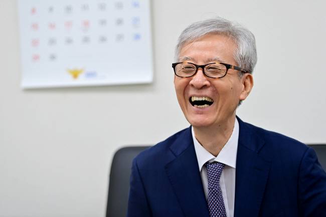 윤용섭 국가경찰위원장이 지난달 26일 서울 서대문구 미근동 국가경찰위원회 사무실에서 문화일보와 인터뷰를 하며 “수사 인력의 전문성과 역량을 제고하면 경·검 수사권 조정의 부작용에 관한 우려도 점차 가라앉을 것”이라고 강조하고 있다. 문호남 기자