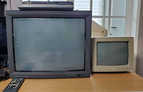 드디어 방에 입성한 XM29 PLUS. 옆에 14인치 대우 3모드 모니터와 비교해봐도 압도적인 크기라는 걸 알 수 있다