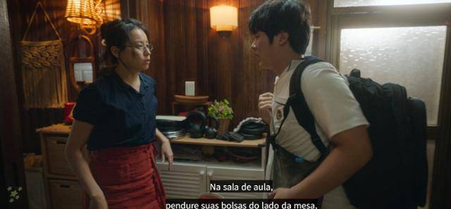 드라마 '무빙' 속 한효주(왼쪽)와 이정하의 대화가 포르투갈어로 더빙돼 현지 자막과 함께 나오고 있다. 디즈니플러스 영상 캡처