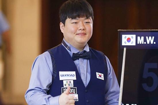 “아직도 배가 고프다” 세계챔피언 조명우는 세계 정상에 올랐음에도 자기 당구에 만족하지 못했다. 겁없이 공격적으로 쳤고, 과하게 힘을 쓸 때도 있었다며 노련미가 부족하다고 했다. 그래서 야스퍼스 경기를 유심히 본다고 했다. 사진은 지난 9월 베트남 빈투안에서 열린 제76회 세계3쿠션선수권에서 우승하고 포즈를 취하고 있는 조명우. (사진=파이브앤식스)