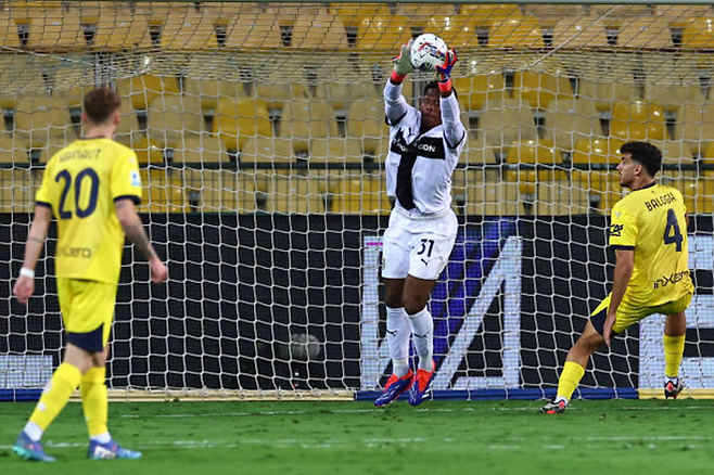 스즈키 자이온은 2024-25 세리에A 90분당 골키퍼 공중볼 획득 1위다. 파르마 홈경기 칼리아리전 플레이. 사진=Getty Images=연합뉴스 제공