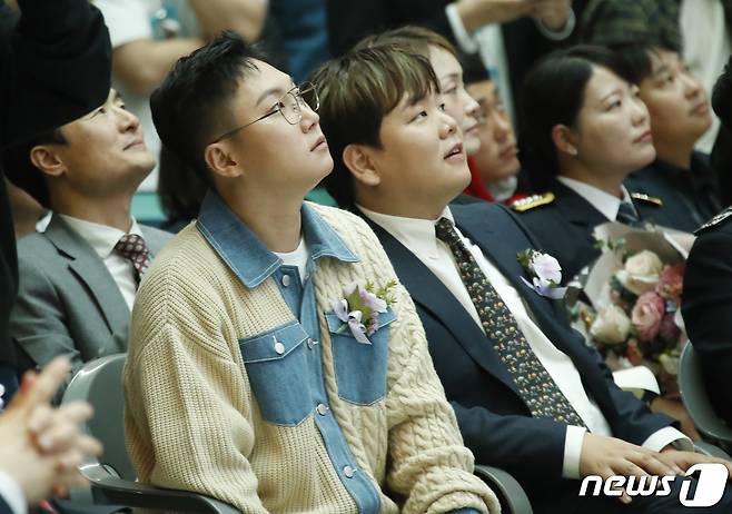 여행 크리에이터 빠니보틀과 곽튜브(오른쪽)가 29일 인천공항 1터미널 밀레니엄홀에서 열린 ‘인천공항 개항 23주년 기념 디지털 전환 선포식'에서 홍보대사로 위촉된 뒤 식을 지켜보고 있다. 2024.3.29/뉴스1 ⓒ News1 권현진 기자