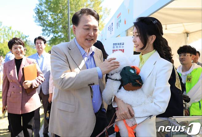 윤석열 대통령과 김건희 여사가 24일 서울 용산어린이정원에서 열린 추석맞이 팔도장터를 깜짝 방문해 반려견 써니를 쓰다듬으며 대화하고 있다. (대통령실 제공) 2023.9.24/뉴스1 ⓒ News1 오대일 기자