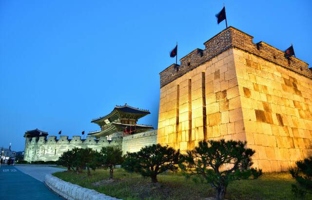 위에서 아래로 길게 파인 저 현안으로 어디까지 보일까. 북서적대 모습. 이강웅 고건축전문가