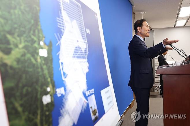 동해 심해 가스전 개발 관련 브리핑 (세종=연합뉴스) 박동주 기자 = 김동섭 한국석유공사 사장이 19일 오후 정부세종청사 산업통상자원부 기자실에서 동해 심해 가스전 개발 현안과 관련해 브리핑을 하고 있다. 2024.6.19 pdj6635@yna.co.kr