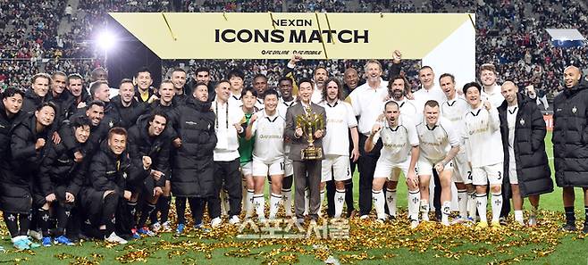 20일 서울월드컵경기장에서 열린 FC 스피어와 쉴드 유나이티드의 ‘2024 넥슨 아이콘 매치’에서 쉴드 유나이티드 선수들이 경기 후 함께 기념촬영을 하고 있다. 2024. 10. 20. 박진업 기자 upandup@sportsseoul.com