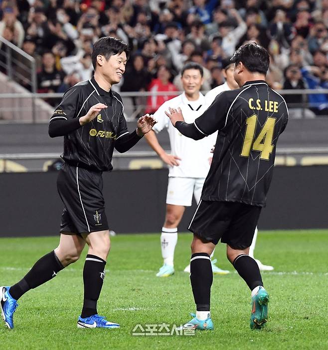 박지성(왼쪽)이 20일 서울월드컵경기장에서 열린 FC 스피어와 쉴드 유나이티드의 ‘2024 넥슨 아이콘 매치’에서 페널티킥으로 골을 넣은 뒤 이천수와 하이파이브를 나누고 있다. 2024. 10. 20. 박진업 기자 upandup@sportsseoul.com