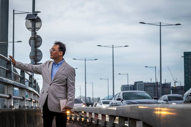 성수대교에 오른 이상엽씨가 도도히 흐르는 한강을 바라보고 있다. 도보로 성수대교에 오르기는 처음이라고 했다. /이신영 영상미디어 기자