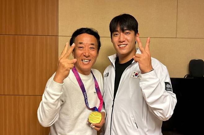 2022 항저우 아시안게임 금메달을 따고 금의환향한 아들 원태인(오른쪽)과 그의 아버지 원민구 감독(왼쪽). 원민구 감독 제공