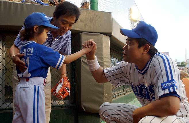 2005년 4월 30일 대구 시민 야구장에서 열린 프로야구 삼성 라이온즈와 기아타이거즈의 경기에서 시구를 할 야구 신동으로 불리는 원태인(6세) 어린이에게 양준혁이 손을 잡아주며 격려하고 있다. 원태인 뒤에는 아버지 원민구 감독. 삼성 제공