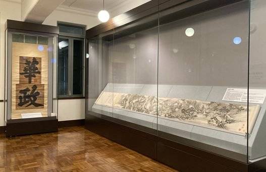 서울 성북구 간송미술관 보화각에서 열리는 ‘위창 오세창: 간송컬렉션 감식과 근역화휘’ 1층 전시장 모습. 정명공주의 ‘화정’(왼쪽)과 남영의 ‘산수도권’이 보인다.