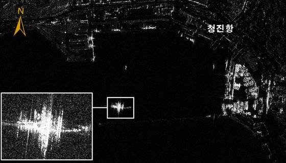 국가정보원은 북한이 지난 8일부터 러시아 파병을 위한 특수부대 병력 이동을 시작했다고 밝히며 위성 사진 등 관련 자료를 18일 공개했다. 사진은 지난 12일 북한 병력 수송 목적 러시아 함정 활동. 사진 국가정보원