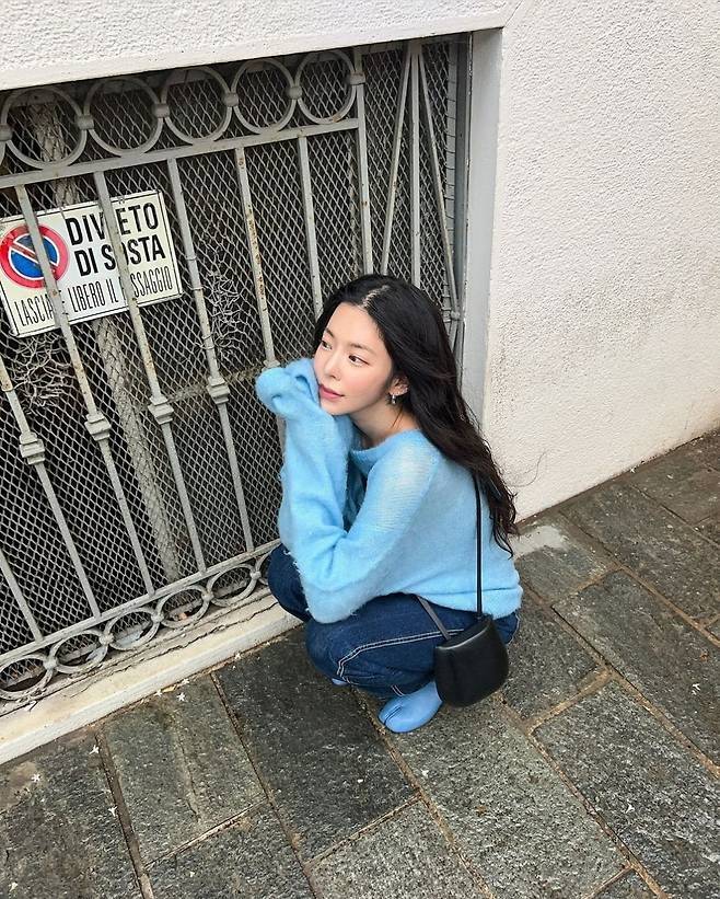 19일, 장재인은 SNS를 통해 일상 속 스타일리시한 패션 감각을 자랑하며 청순한 매력을 발산해 눈길을 끌었다. 사진 = SNS