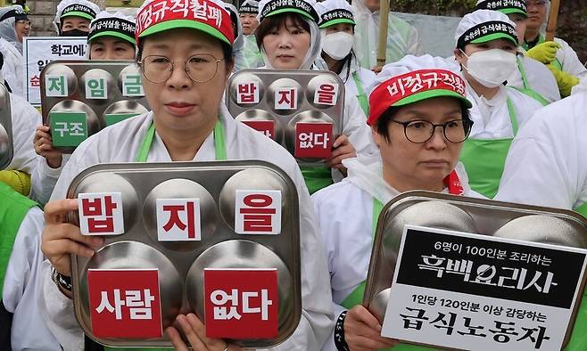 민주노총 공공운수노조 전국교육공무직본부 소속 조합원들이 22일 오전 서울 여의도 국회 앞에서 기자회견을 열어 폐암 산업재해 및 저임금 문제 등으로 학교 급식노동자들의 결원 문제가 심각한 것을 교육부가 방치하고 있다고 주장하고 있다. 기자회견을 마친 이들은 투쟁의 의미로 108배를 진행했다. 신소영 기자 viator@hani.co.kr