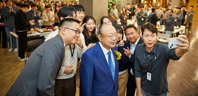 김승연 한화그룹 회장(가운데)이 22일 ‘한화 판교 R&D센터’ 직원 식당을 방문해 김동선 한화비전 부사장(왼쪽 첫 번째) 등 임직원들과 ‘셀카’를 찍고 있다. 한화 제공