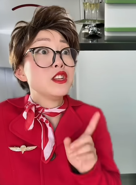 캐나다의 틱톡커이자 유튜버로 본명은 산드라 지니 권. 그는 인종차별에 대한 콘텐츠로 구독자 1120만명을 보유했다. 그가 만든 다수의 콘텐츠는 영어 잘하는 사람에게 “어디서 왔느냐”를 묻는 게 인종차별일 수 있다는 점을 유쾌하게 설명한다. Jeenie Weenie 유튜브 캡처