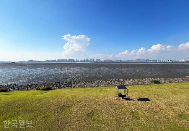 배곧한울공원 앞바다에 넓은 갯벌이 펼쳐지고 바다 건너 인천 송도국제도시가 신기루처럼 솟아 있다.