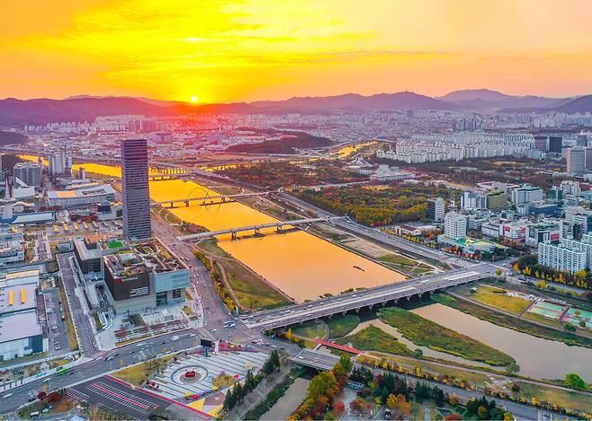 갑천을 사이로 자리한 대전의 상징인 엑스포과학공원과 국내 최대 도심 인공수목원인 한밭수목원 전경. 대전시