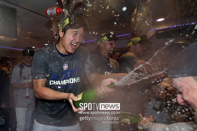 ▲ LA 다저스 오타니 쇼헤이가 21일 미국 캘리포니아주 로스앤젤레스 다저스타디움에서 열린 2024 메이저리그 포스트시즌 내셔널리그 챔피언십시리즈 6차전에서 뉴욕 메츠를 10-5로 제압하고 월드시리즈 진출을 확정한 뒤 클럽하우스에서 동료들과 샴페인 세리머니를 즐기고 있다.
