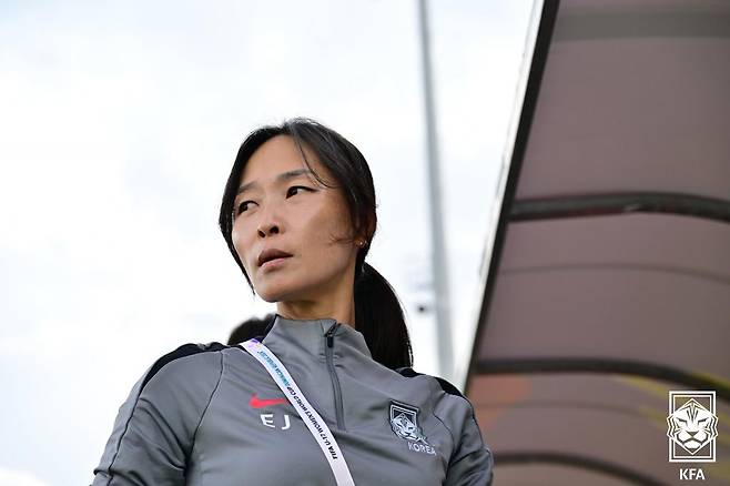 김은정 감독이 이끄는 한국 U-17 여자 축구 대표팀이 23일(한국시간) 도미니카 공화국 산티아고 데 로스 카바예로스에 있는 에스타디오 시바오 FC에서 열린 미국과의 대회 조별리그 B조 3차전에서 0-5로 대패했다. B조에서 1무 2패(승점 1∙골득실 -10∙득점 1)에 그친 한국은 같은 시각 스페인에게 1-2로 패한 콜롬비아(승점 1∙골득실 -3)와 승점이 같지만, 골 득실에 밀려 최하위로 탈락했다. 대한축구협회