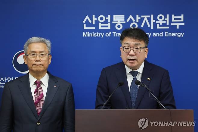 전기요금 인상 관련 브리핑 (세종=연합뉴스) 박동주 기자 = 23일 오전 정부세종청사 산업통상자원부 기자실에서 최남호 산업통상자원부 2차관(오른쪽)과 김동철 한국전력 사장이 전기요금 인상 관련 브리핑을 하고 있다. 2024.10.23 pdj6635@yna.co.kr