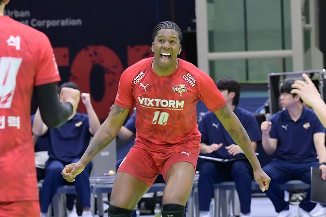 한국전력 엘리안이 23일 대한항공전에서 득점 후 환호하고 있다. 사진 | 한국배구연맹