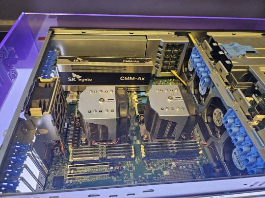 SK하이닉스가 23일 서울 코엑스에서 열린 '제26회 반도체대전(SEDEX)'에 참가해 전시한 CXL 제품 이미지. <박순원 기자>