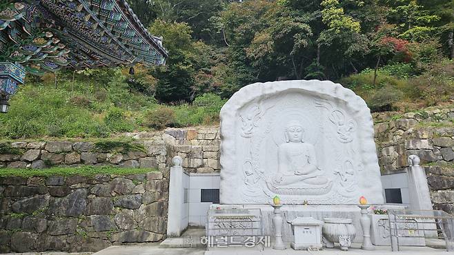 대웅전 옆 석조약사여래좌상