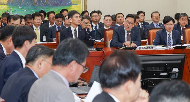 김병환 금융위원장이 24일 서울 여의도 국회 정무위원회에서 열린 금융위원회, 금융감독원에 대한 종합 국정감사에서 의원 질의에 답변하고 있다.