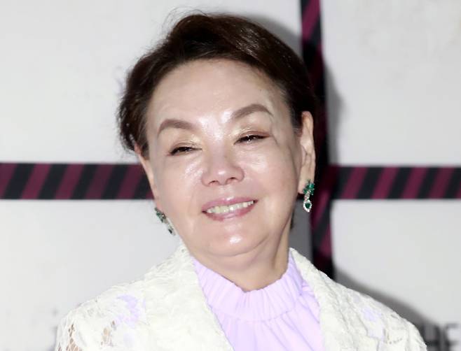 배우 김수미가 25일 오전 별세했다. 향년 75세. 사진은 배우 김수미가 지난 2020년 6월8일 서울 장충동 신라호텔에서 열린 한 행사에 참석해 포즈를 취하고 있는 모습.(뉴스1 DB) /뉴스1