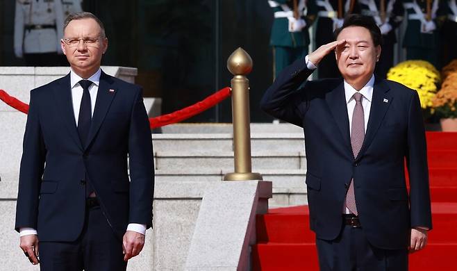 윤석열 대통령이 24일 서울 용산 대통령실 앞 잔디마당에서 열린 안제이 두다 폴란드 대통령 국빈 방한 공식 환영식에서거수경례를 하고 있다. 연합뉴스