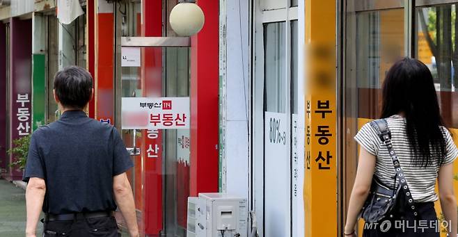 (서울=뉴스1) 장수영 기자 = 전세사기 등 세입자 보호 강화를 위한 '공인중개사법 시행령·시행규칙 개정안'이 시행된 10일 서울의 한 공인중개사 사무소 밀집 지역 앞으로 시민들이 지나가고 있다. 공인중개사는 이날부터 임대인이 제출하거나 열람에 동의한 확정일자 부여 현황과 국세·지방세 체납 정보를 계약하려는 세입자에게 설명하고, 이를 '중개대상물 확인·설명서'에 명기해야 한다. 2024.7.10/뉴스1 Copyright (C) 뉴스1. All rights reserved. 무단 전재 및 재배포, AI학습 이용 금지. /사진=(서울=뉴스1) 장수영 기자