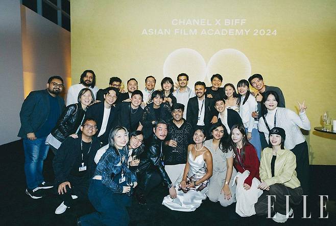 수료식 이후 진행된 애프터 파티에서 단체 사진을 남긴 참가자들의 밝은 표정.