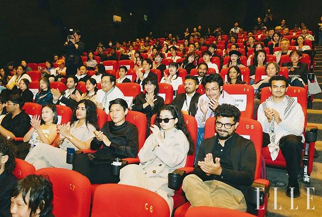 10월 10일 저녁, 영화의전당에서 개최된 수료식과 상영회를 위해 펠로와 배우들이 객석을 가득 채웠다.