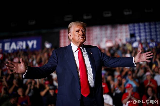 (그린즈버러 로이터=뉴스1) 김지완 기자 = 22일(현지시간) 미국 공화당 대선후보인 도널드 트럼프 전 대통령이 노스캐롤라이나주 그린즈버러에서 열린 선거 유세에 참석하고 있다. 2024.10.22 ⓒ 로이터=뉴스1 Copyright (C) 뉴스1. All rights reserved. 무단 전재 및 재배포, AI학습 이용 금지. /사진=(그린즈버러 로이터=뉴스1) 김지완 기자