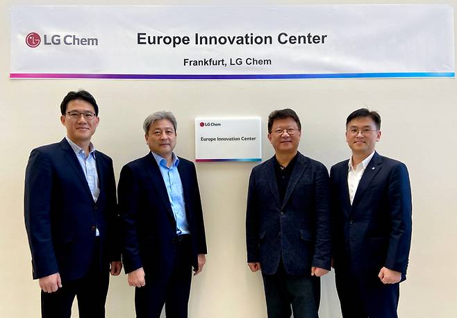 LG화학이 독일 프랑크푸르트 법인에서 유럽 이노베이션 센터 개소식을 가졌다. 왼쪽부터 바이오소재기술2TFT 강동균 수석연구위원, CTO 이종구 부사장, 기술기획그룹장 이호경 상무, 유럽BS담당 이충희 부문담당.