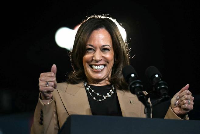 미국 민주당 대선 후보인 카멀라 해리스 부통령이 24일(현지시간) 조지아주 클락스턴에서 열린 선거집회에 참석해 버락 오마마 전 대통령과 합동 유세서 엄지를 치켜 세우고 있다. 2024.10.25 /AFPBBNews=뉴스1