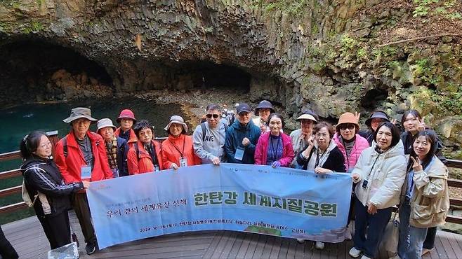 포천시는 지난 26일 소흘도서관에서 ‘우리 곁의 세계유산 산책: 한탄강 세계지질공원 탐방’을 실시하고 있다. <사진=포천시>