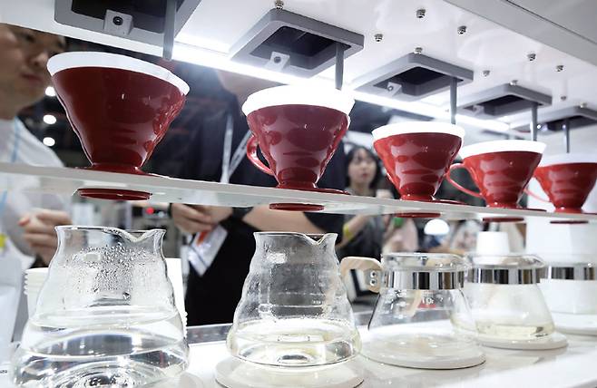 8월 30일 서울 강남구 세텍에서 열린 ‘2024 서울 카페&베이커리페어 시즌 2’에서 참관객들이 자동 드립 머신을 살펴보고 있다. /뉴스1