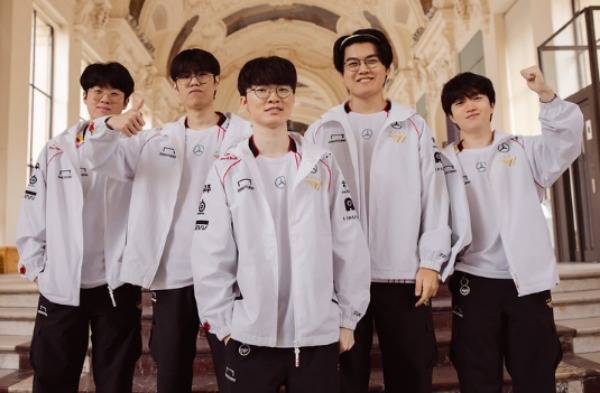 T1 선수단의 모습. 왼쪽부터 '제우스' 최우제, '오너' 문현준, '페이커' 이상혁, '구마유시' 이민형, '케리아' 류민석 (라이엇게임즈 제공)