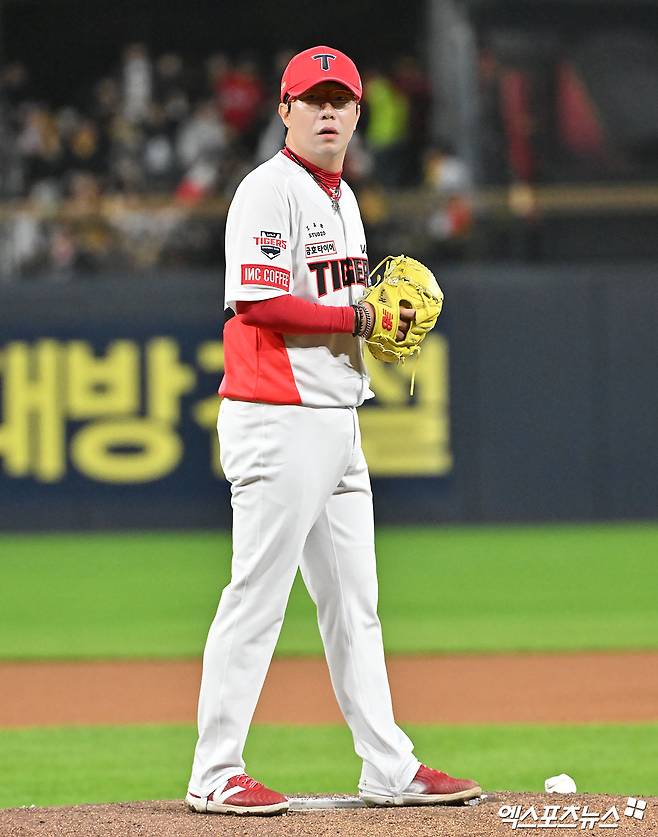 KIA 타이거즈 베테랑 좌완 양현종이 지난 23일 광주 기아챔피언스필드에서 열리는 삼성 라이온즈와의 2024 한국시리즈 2차전에 선발투수로 나서 투구준비하고 있다. 양현종은 이날 승리 투수가 됐으며 KIA는 2연승을 달린 끝에 28일 5차전 앞두고 시리즈 전적 3승 1패를 기록 중이다. 28일 양현종이 재등판하는 5차전에서 이기면 12번째 우승이 확정된다.