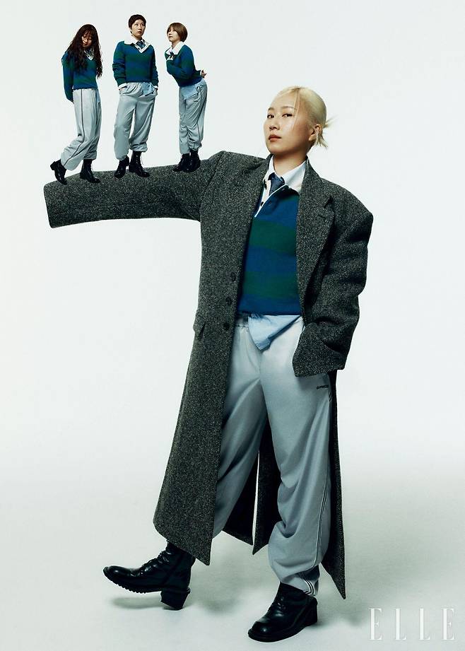 롱 코트는 Neu_In. 이너 웨어로 입은 셔츠는 Parisien’s Kyoto Trip. 스트라이프 폴로 니트는 Hands Eyes Heart. 팬츠는 Threetimes. 선글라스는 Cartier. 슈즈와 타이는 모두 스타일리스트 소장품.