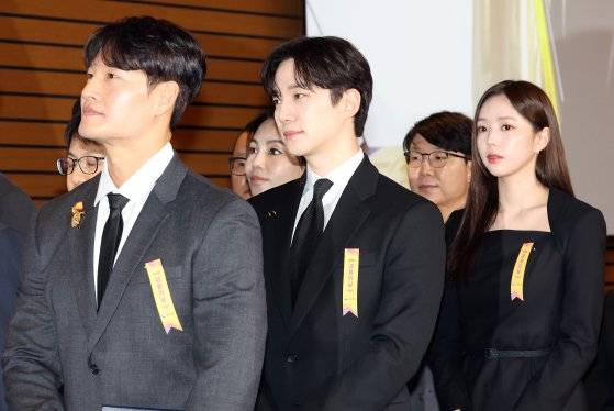 29일 서울 여의도 FKI타워에서 열린 제9회 ‘금융의 날’ 기념식에서 대통령표창을 수상한 방송인 김종국, 국무총리표창 이준호, 금융위원장표창 채수빈이 행사에 참석하고 있다. 뉴스1