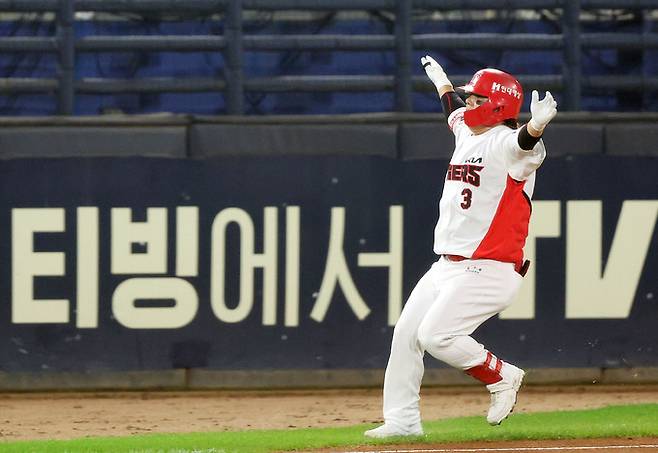 지난 28일 광주 기아챔피언스필드에서 열린 2024 신한 SOL뱅크 KBO 포스트시즌 한국시리즈 5차전 삼성 라이온즈와 KIA 타이거즈의 경기. 7회말 선두타자 KIA 김선빈이 안타를 친 뒤 기뻐하고 있다. 연합뉴스