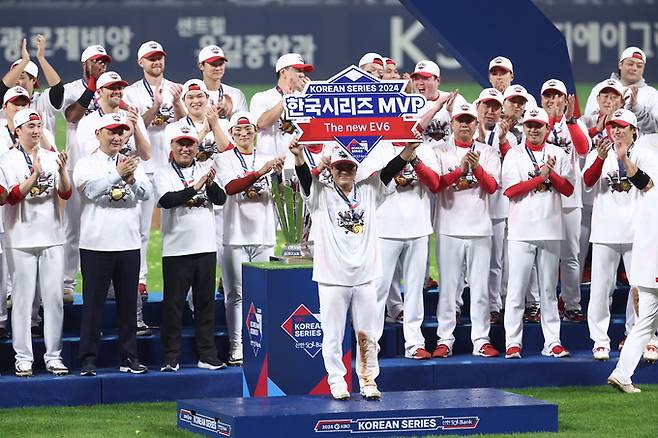 지난 28일 광주 기아챔피언스필드에서 열린 2024 신한 SOL뱅크 KBO 포스트시즌 한국시리즈 5차전 삼성 라이온즈와 KIA 타이거즈의 경기에서 승리해 통합 우승을 달성한 KIA의 김선빈이 한국시리즈 MVP에 선정된 뒤 동료들의 축하를 받고 있다. 연합뉴스