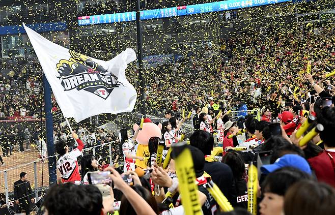 지난 28일 광주 기아챔피언스필드에서 KIA 타이거즈가 2024 KBO 포스트시즌 한국시리즈 4승 1패의 기록으로 통합 우승을 차지하면서 KIA팬들이 환호하고 있다. 뉴시스