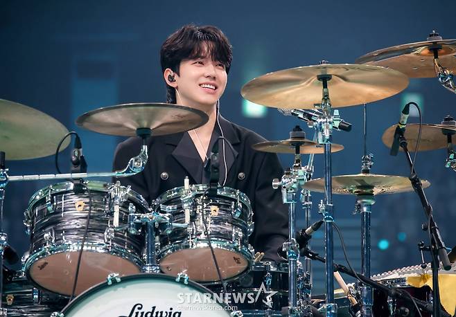 밴드 '데이식스'(DAY6) 도운이 14일 오후 서울 잠실실내체육관에서 단독 콘서트 '웰컴 투 더 쇼(Welcome to the Show)'에서 멋진 무대를 펼치고 있다. /사진제공=JYP엔터테인먼트 2024.04.14 /사진=이동훈
