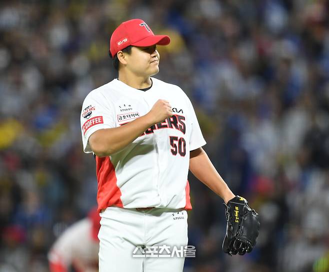 KIA 투수 장현식이 23일 광주기아챔피언스필드에서 열린 삼성과 2024 KBO 한국시리즈 2차전 6회초 2사1,3루 상대 김헌곤을 내야땅볼로 처리한 후 환호하고 있다. 2024. 10. 23. 광주 | 최승섭기자 thunder@sportsseoul.com