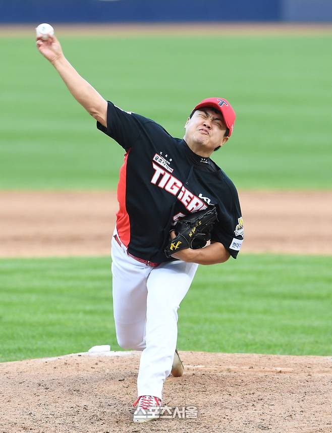 KIA 장현식이 26일 대구 삼성라이온즈파크에서 열린 2024 KBO리그 삼성과의 한국시리즈 4차전 7회말 등판해 힘차게 공을 던지고 있다. 2024. 10. 26. 대구 | 박진업 기자 upandup@sportsseoul.com